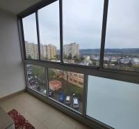 Eine verglaste Loggia mit Blick auf Košice - Stadtteil Juh, Užhorodská Straße und Umgebung.