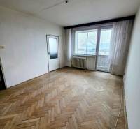 Ein Zimmer in einer 3-Zimmer-Wohnung mit einem Boden in Holzoptik und einem großen Fenster.