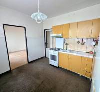 Küche mit Küchenzeile und Herd in einer 3-Zimmer-Wohnung.