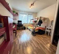 Kinderzimmer mit Schrank, Etagenbett und Boden mit Holzdekor in einer 3-Zimmer-Wohnung.