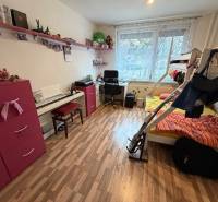 Ein Zimmer in einer 3-Zimmer-Wohnung mit einem Etagenbett, einem Schreibtisch und einem Boden in Holzoptik.