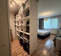 Schlafzimmer in einer 3-Zimmer-Wohnung mit Stauraum und Bodenbelag in Holzoptik.