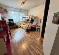 Kinderzimmer mit Holzboden, Etagenbett und Schreibtisch.