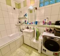 Badezimmer mit Dusche, oft benutzt, sieht aus wie Teil einer 3-Zimmer-Wohnung.