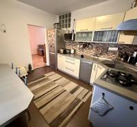 Küche in einer 3-Zimmer-Wohnung mit einem Gasherd und Fliesenverkleidung.