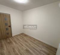 Ein Zimmer mit weißen Wänden und einem Boden in Holzoptik in einer 3-Zimmer-Wohnung.