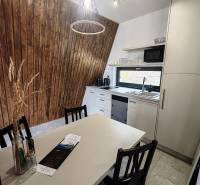 Eine Küche in einer Hütte mit Holzboden, Holzwänden und moderner Ausstattung.