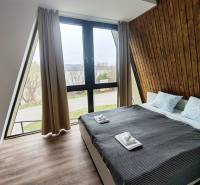 Ein Zimmer in einer Hütte mit Aussicht, einem Bett und einem Boden mit Holzdekor.