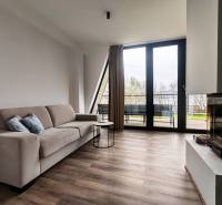 Wohnzimmer in einer Hütte mit Kamin, Sofa und Holzboden.