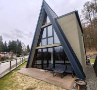 Hütte in der Eva-Straße in Holčíkovce mit schrägem Dach und Terrasse.