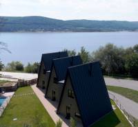 Hütte am Flussufer in Holčíkovce in der Straße Eva mit Blick auf die Natur.