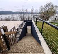 Außenbereich in Holčíkovce in der Eva-Straße mit Blick auf den See und Treppe.