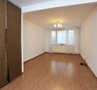 Wohnzimmer mit Vorhängen und Holzboden in einer 3-Zimmer-Wohnung.