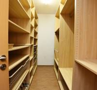 Stauraum einer 3-Zimmer-Wohnung mit Regalen und einem Boden in Holzoptik.