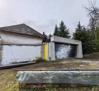 Ein Einfamilienhaus in der Hauptstraße in Piskorovce, umgeben von Bäumen und Gras.