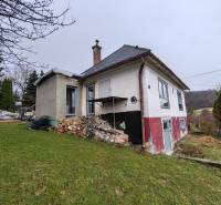 Ein Einfamilienhaus in der Hauptstraße in Piskorovce mit ländlichem Charakter und einem weitläufigen Garten.