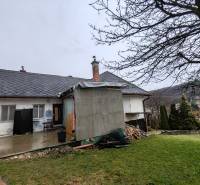 Ein Einfamilienhaus in der Hauptstraße in Piskorovce mit einem geräumigen Hof und der Natur im Hintergrund.
