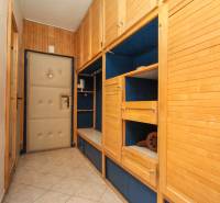 Flur mit Schließfächern und Fliesen in einer 2-Zimmer-Wohnung.