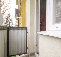 Balkon einer 2-Zimmer-Wohnung in der Vážska-Straße in Piešťany mit Geländer.