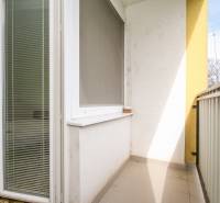 Balkon einer 2-Zimmer-Wohnung mit Blick auf die Vážska-Straße in Piešťany.