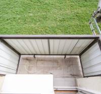 Balkon in einer 2-Zimmer-Wohnung mit Fliesen, Blick auf den Rasen in der Vážská Straße in Piešťany.