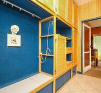 Flur mit Stauraum und Verkleidungen in einer 2-Zimmer-Wohnung.