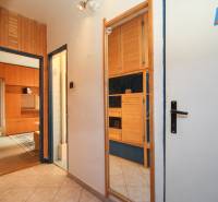 Eingangsflur mit Fliesen und Holzelementen in einer 2-Zimmer-Wohnung.