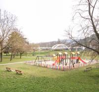Spielplatz mit bunten Klettergerüsten in Piešťany in der Vážska-Straße.