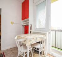 Esszimmer in einer 2-Zimmer-Wohnung mit Esstisch am großen Fenster zum Balkon.