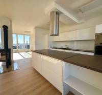 Küche in einer 4-Zimmer-Wohnung mit Kamin und Boden in Holzoptik.