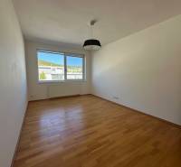 Ein geräumiges Zimmer in einer 4-Zimmer-Wohnung mit Holzboden und einem großen Fenster.