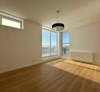 Helles Zimmer mit Holzboden in einer 4-Zimmer-Wohnung, große Fenster, Heizkörper.