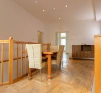 Essbereich in einer 4-Zimmer-Wohnung mit Holzboden und Esstisch.