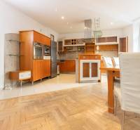 Küche in einer 4-Zimmer-Wohnung mit Holzboden und eingebauten Geräten.