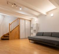 Wohnzimmer mit Sofa und Treppe, Holzboden, 4-Zimmer-Wohnung.