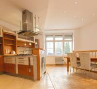 Küche mit Essecke in einer 4-Zimmer-Wohnung, Boden mit Holzdekor, weiße Wand.