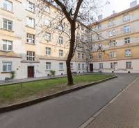 Wohnkomplex mit Baum und Rasen in der Medená-Straße in Bratislava, Altstadt.