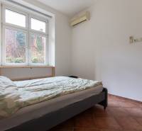 Schlafzimmer in einer 4-Zimmer-Wohnung mit Klimaanlage und Blick in den Garten.