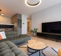 Wohnzimmer in einer 2-Zimmer-Wohnung mit Holzboden und stilvollen Möbeln.