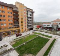Wohnkomplex in der Vyšehradská-Straße in Bratislava - Petržalka mit Parkplatz und Grünflächen.