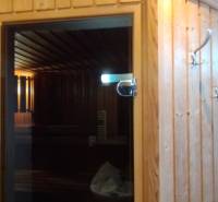 Sauna mit Holzverkleidung in einer 2-Zimmer-Wohnung.