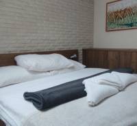 Schlafzimmer mit Holzmöbeln und einem Bild, Boden mit Holzdekor, 2-Zimmer-Wohnung.
