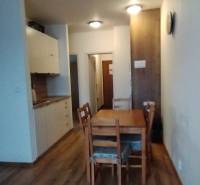 Innenraum einer 2-Zimmer-Wohnung mit Holzboden und Esstisch.