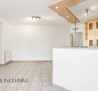 Die Küche in einer 2-Zimmer-Wohnung mit gefliestem Boden und Holzschränken.