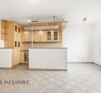 Küche mit Eckküche in einer 2-Zimmer-Wohnung, Boden mit Fliesen, weiße Wände.