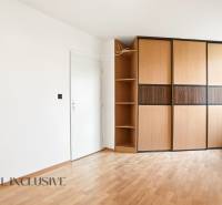Weißes Interieur mit großem Schrank und Holzboden in einer 2-Zimmer-Wohnung.