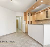 Küche in einer 2-Zimmer-Wohnung mit weißen Wänden und Fliesenboden.