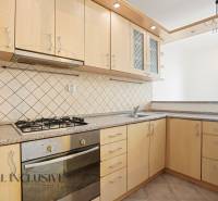 Küche in einer 2-Zimmer-Wohnung mit einem Gasherd und hellen Küchenschränken.