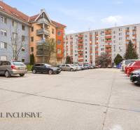 Geparkte Autos vor Wohnhäusern in der Neuen Siedlung in Dunajská Streda.