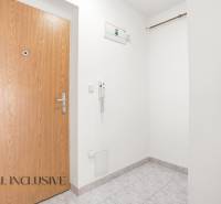 Eingangsbereich mit weißen Wänden und Fliesen in einer 2-Zimmer-Wohnung.